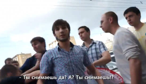 Через несколько минут подъезжает машина, из которой выходит молодой человек, похожий на ее сына, Ислама  Мингаева (на фото в центре).