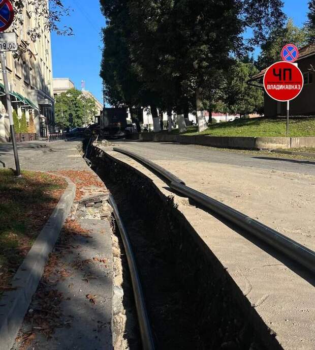 Во Владикавказе пенсионерка упала в траншею возле кафе