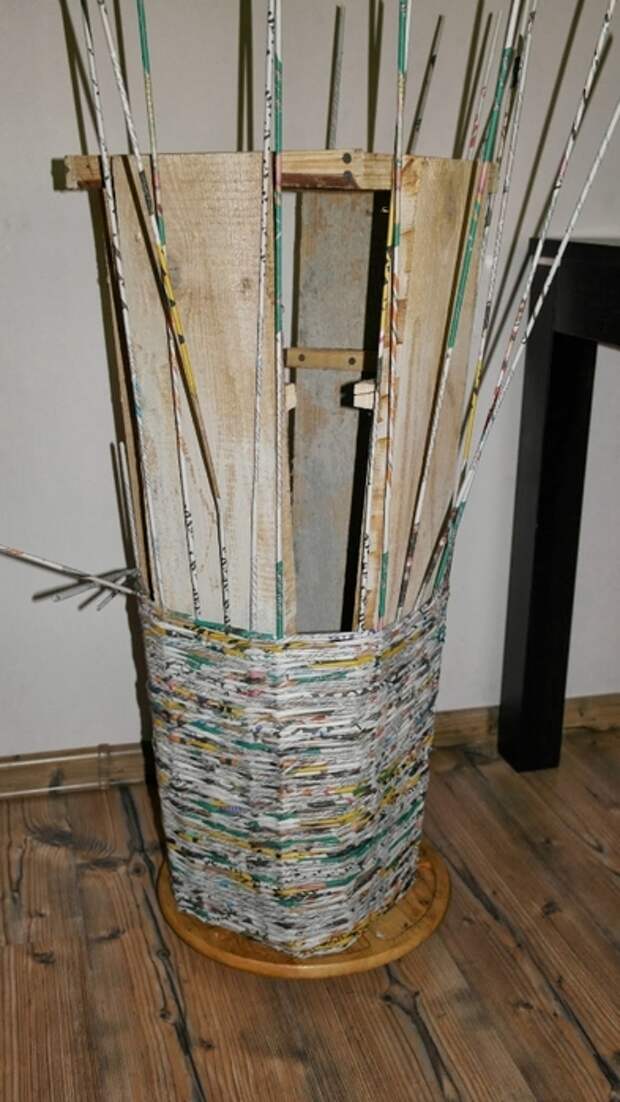 Плетение из газет. Высокое кашпо для комнатного фикуса (4) (393x700, 212Kb)