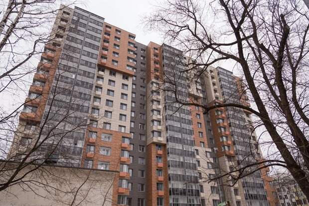 В реновационном доме в Кузьминках починили крышу. Фото: Александр Чикин