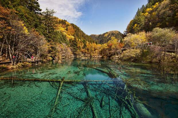 https://upload.wikimedia.org/wikipedia/commons/thumb/2/28/1_jiuzhaigou_valley_wu_hua_hai_2011b.jpg/1920px-1_jiuzhaigou_valley_wu_hua_hai_2011b.jpg