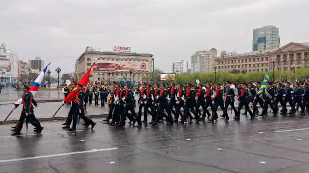 Дождь и слякоть не страшны: как Парад Победы прошел в городах Дальнего Востока