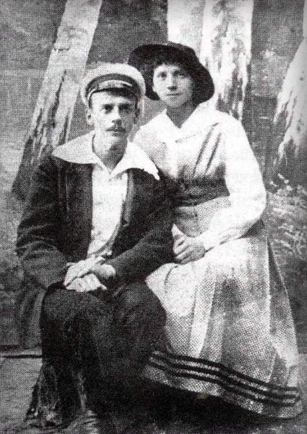 Антонина Пальшина с мужем Григорием Фроловым. Фототография 1918 года.