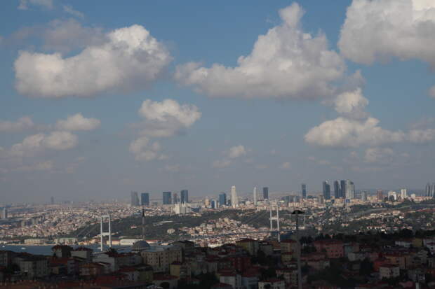 Вид на Босфор и европейский Стамбул со смотровой площадки мечети