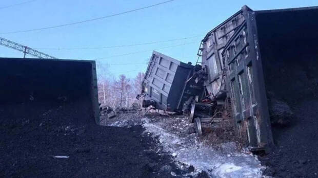 В Амурской области сошли с рельсов 35 вагонов грузового поезда