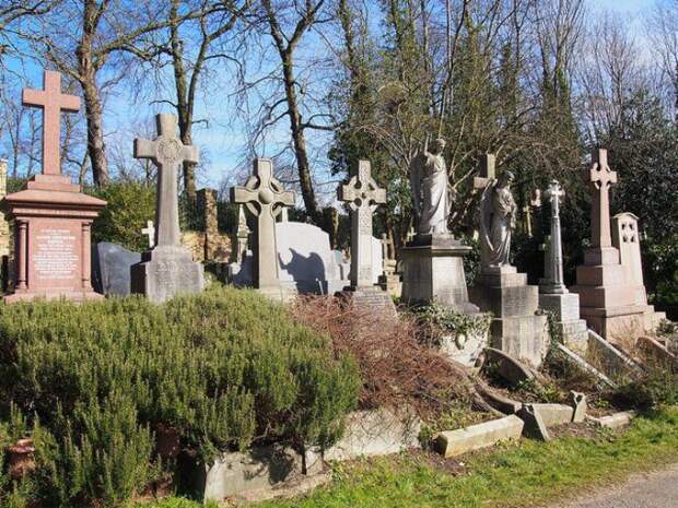 Хайгейтском кладбище - самое большое кладбище викторианской эпохи.