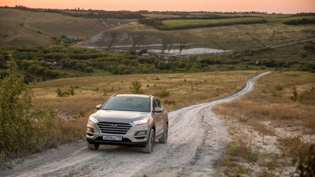 Hyundai_Tucson на грунтовой дороге