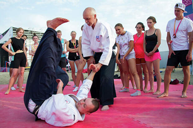 Мастер-класс Российского союза боевых искусств по карате-кёкусинкай в рамках фестиваля творческих сообществ Таврида-АРТ в бухте Капсель в Судаке