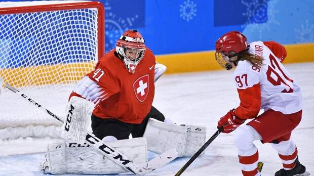 Российская хоккеистка Анна Шохина (справа) и вратарь сборной Швейцарии Флоранс Шеллинг