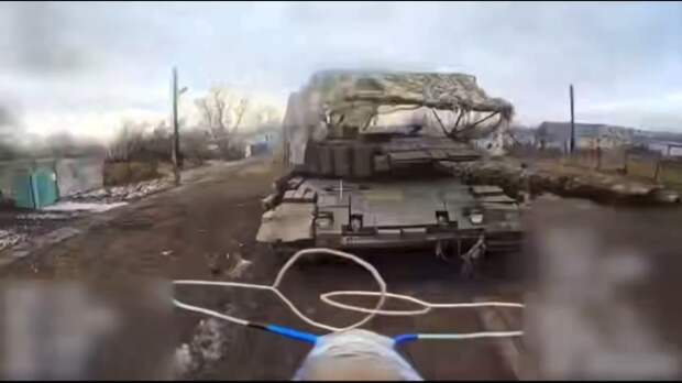 Поражение танка Leopard 1A5 с ДЗ "Контакт-1" и укрывшихся в огневой точке солдат