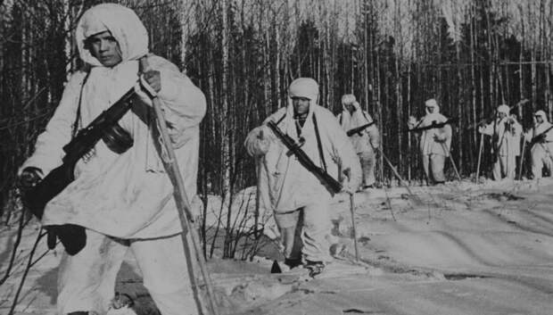 В самом начале войны лыжи были низкокачественными, тяжелыми, к тому же еще и ненадежными / Фото: history-doc.ru В самом начале войны лыжи были низкокачественными, тяжелыми, к тому же еще и ненадежными / Фото: history-doc.ru