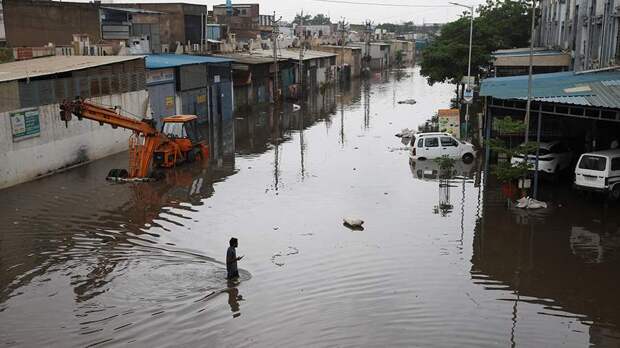 Более 70 человек погибли в результате наводнений и оползней на севере Индии