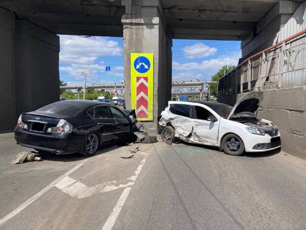 Автомобиль врезался в опору моста после ДТП в центре Челябинска