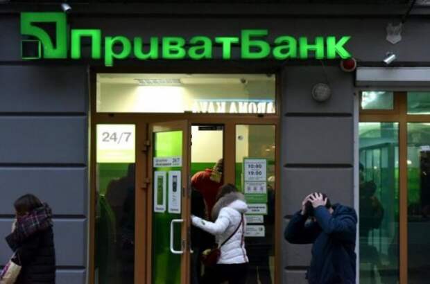 Голые украинцы берут кредиты в «Приватбанке» без очереди (ВИДЕО)