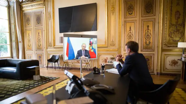 Макрон заявил о планах провести телефонный разговор с Путиным 28 января