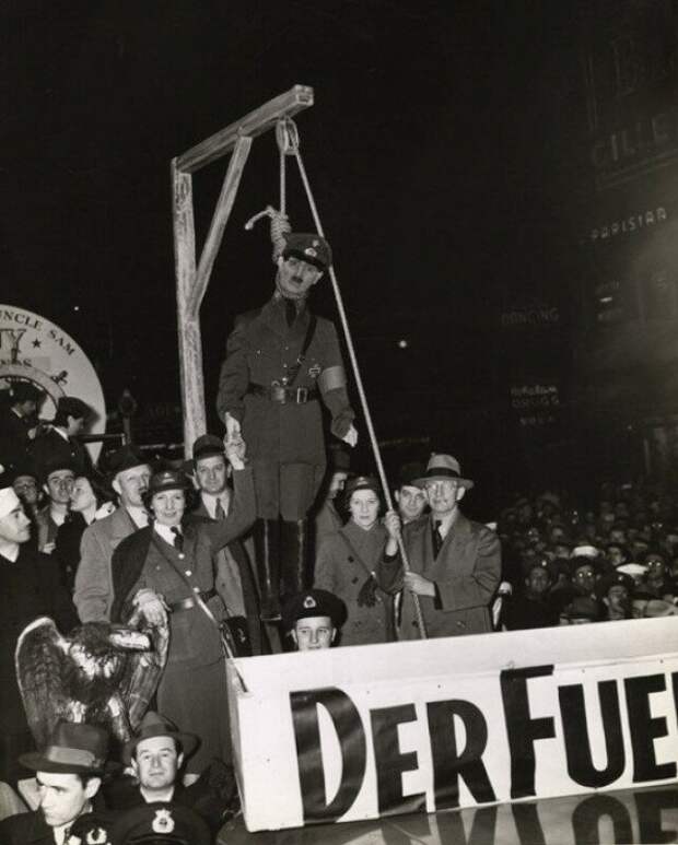 Люди торжественно «празднуют» день рождения Гитлера, повесив его чучело, Нью-Йорк, США, 1940-е годы. история, ретро, фото