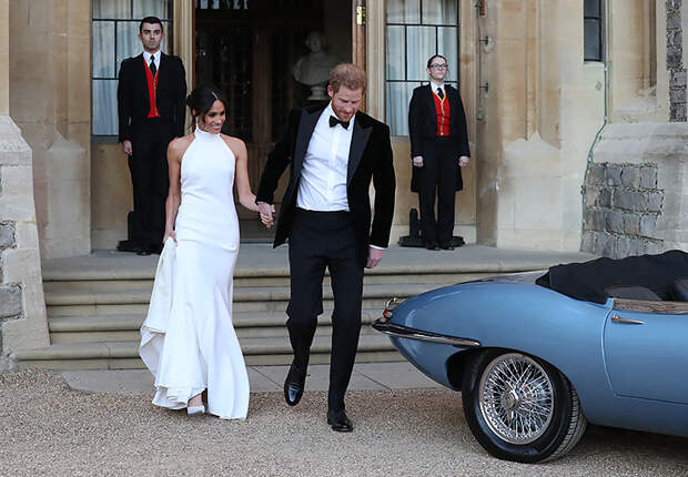 Герцогиня Сассекская перед свадебным вечерним приемом в Stella McCartney