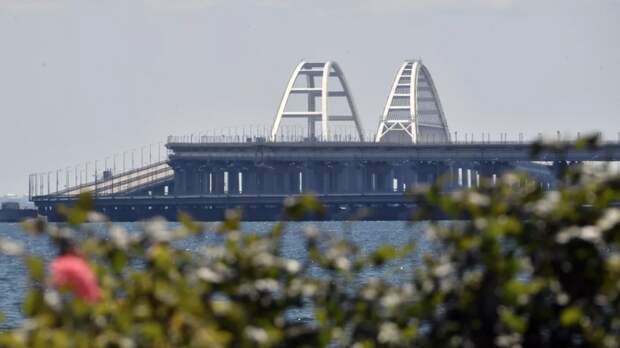 На Крымском мосту перекрыли движение