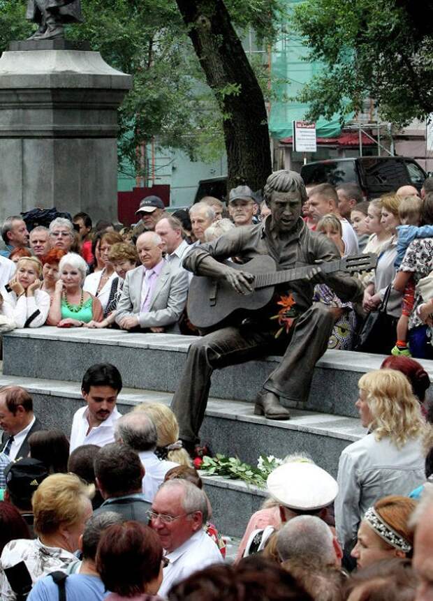 Владимир Высоцкий. Владивосток. Скульптор: П.Чегодаев.