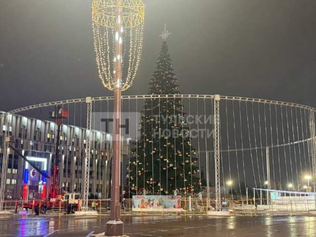 В Туле на площади Ленина демонтировали 32-метровую искусственную новогоднюю елку
