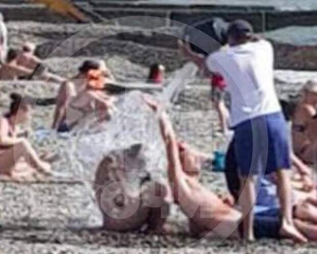 В Сочи туристов, которые занялись сексом в людном месте, сотрудник пляжа окатил водой