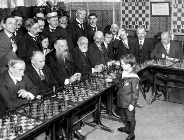 Самуэль Решевский – один из самых известных вундеркиндов ХХ века. Человек, который в возрасте 8 лет гастролировал с сеансами одновременной игры.