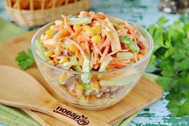 Салат с копченой колбасой, морковкой и кукурузой