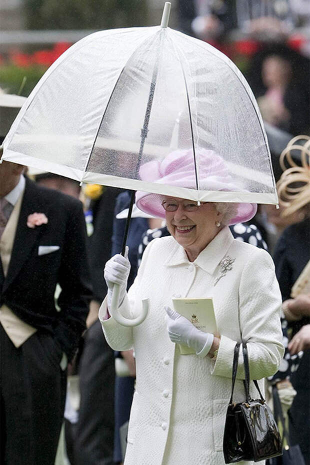 Королева использует зонты фирмы Fulton с 1993 года.