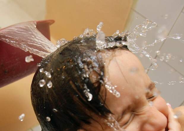 Горячая вода способствует росту волос.