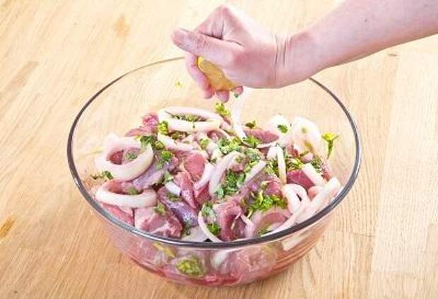 Шаг 2. Мясо полейте винным уксусом и лимонным соком