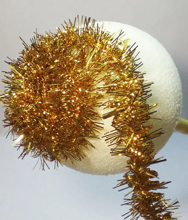 Как сделать шар из мишуры. Шарики из мишуры своими руками. Как сделать шар из мишуры. Новогодний шар из мишуры. Шарики из мишуры.