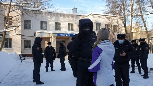 Прогулка в поддержку Навального. После провокаций начались жёсткие задержания - прямая трансляция