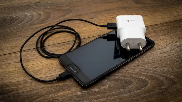 Эксперт рекомендовал не использовать проводные наушники во время зарядки смартфона