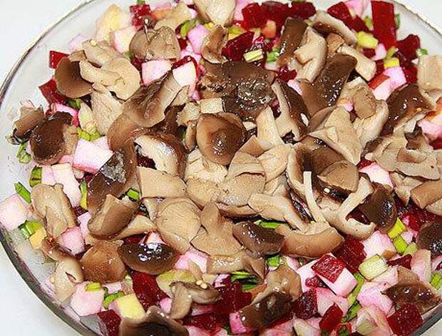 Свекольный салат с маринованными грибами