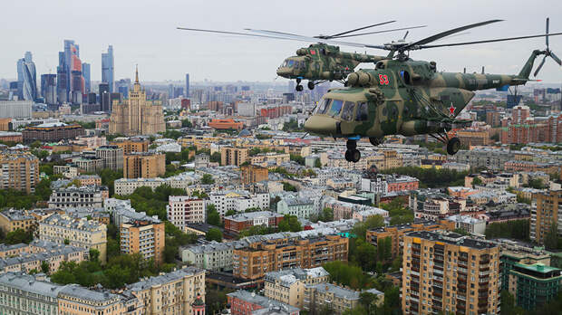 Многоцелевые вертолеты Ми-8АМТШ летят для участия в воздушном параде Победы в Москве, 9 мая 2020 года