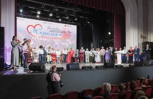 Дмитрий Миляев вручил награды тулякам в День семьи, любви и верности