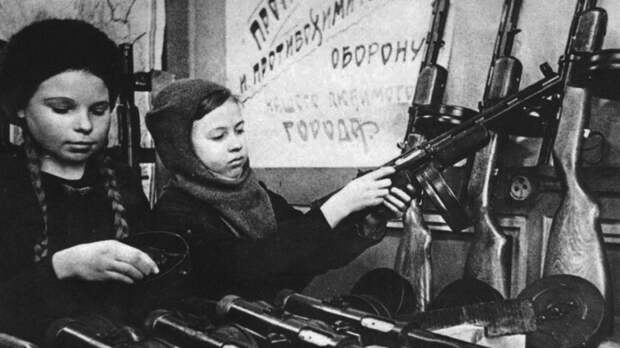 Школьницы города Сталинска на сборке пистолетов-пулеметов Дегтярева. 43.jpg Школьницы города Сталинска на сборке пистолетов-пулеметов Дегтярева. 43.jpg