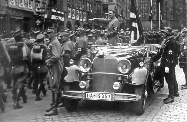 Адольф Гитлер приветствует штурмовиков СА. Нюрнберг, 1935 год. | Фото: commons.wikimedia.org.