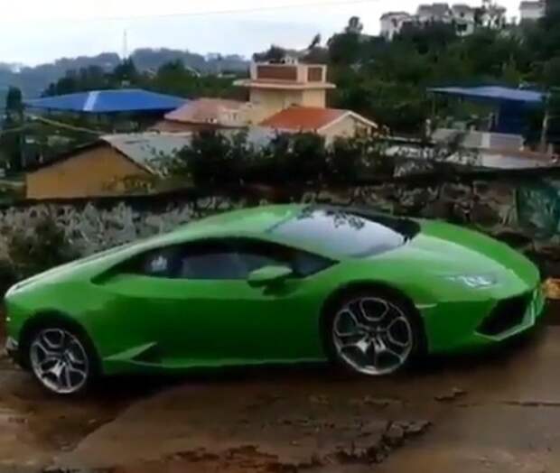 Это надо видеть: суперкар Lamborghini месит грязь на бездорожье