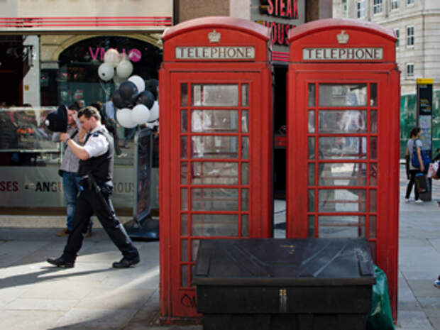 Телефонные будки в Лондоне. Фото пользователя npmeijer с сайта Flickr.