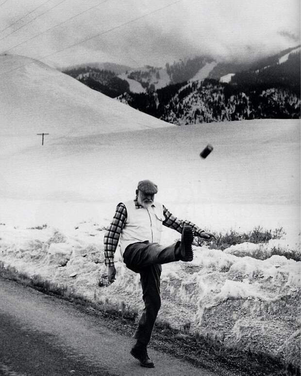 Эрнест Хемингуэй играет в футбол пивом. 1959 год. США история, люди, мир, фото