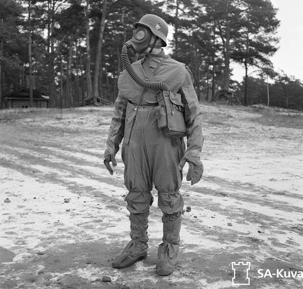 Солдат в защитном костюме от газовой атаки