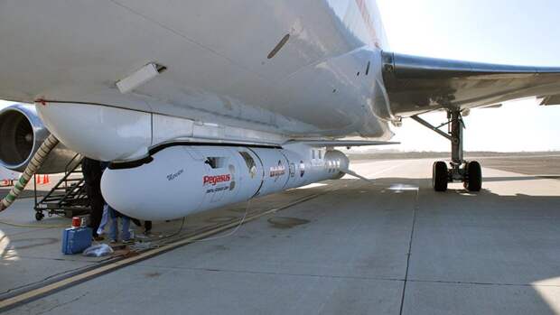 Ракета Pegasus XL, установленная под фезюляжем самолета Lockheed L-1011 TriStar Stargazer