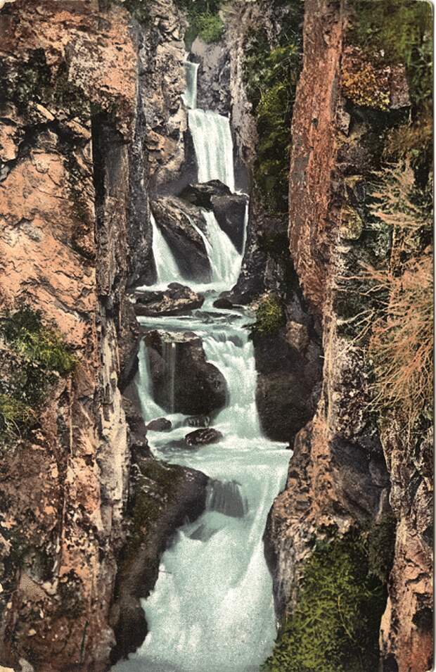Каскадный водопад возле устья реки Бельтыр-Оек, левого притока реки Катунь.