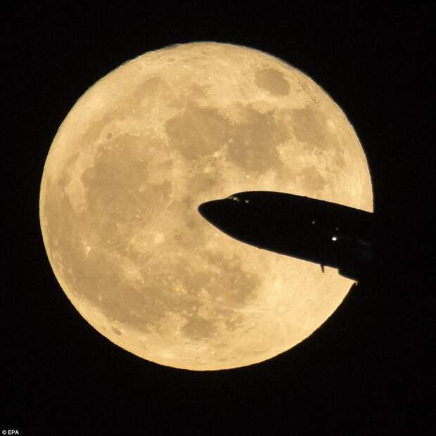 Самолет, вылетевший из аэропорта Вашингтона nasa, Суперлуние, в мире, луна, новости, полнолуние, редкие фото, фото