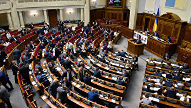 Депутаты на заседании Верховной рады Украины в Киеве. Архивное фото