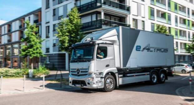 Mercedes рассказал о серийной версии электрического грузового авто eActros
