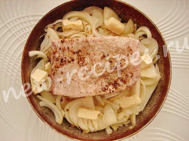 приправленное мясо выкладываем на лук приправленное мясо выкладываем на лук