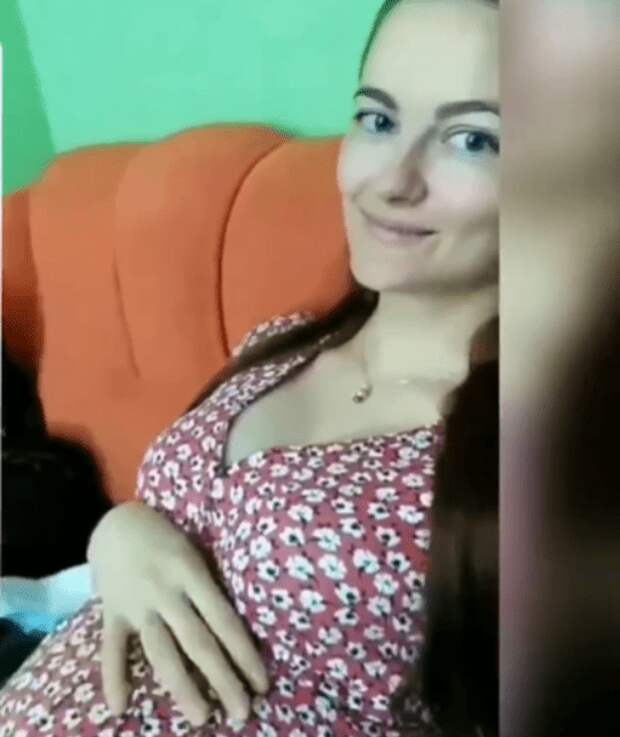 Анастасия Шульженко гладит свой живот