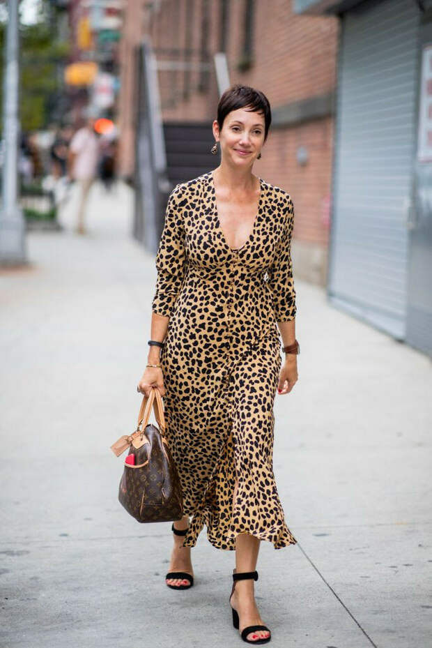 Модный образ с леопардовым платьем. /Фото: beauty.ua